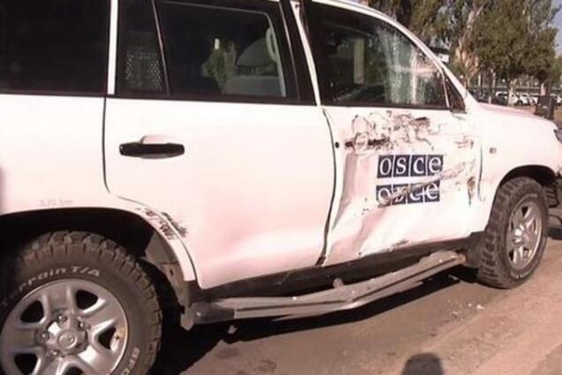 В Луганске женщина на троллейбусе протаранила авто ОБСЕ: опубликованы фото