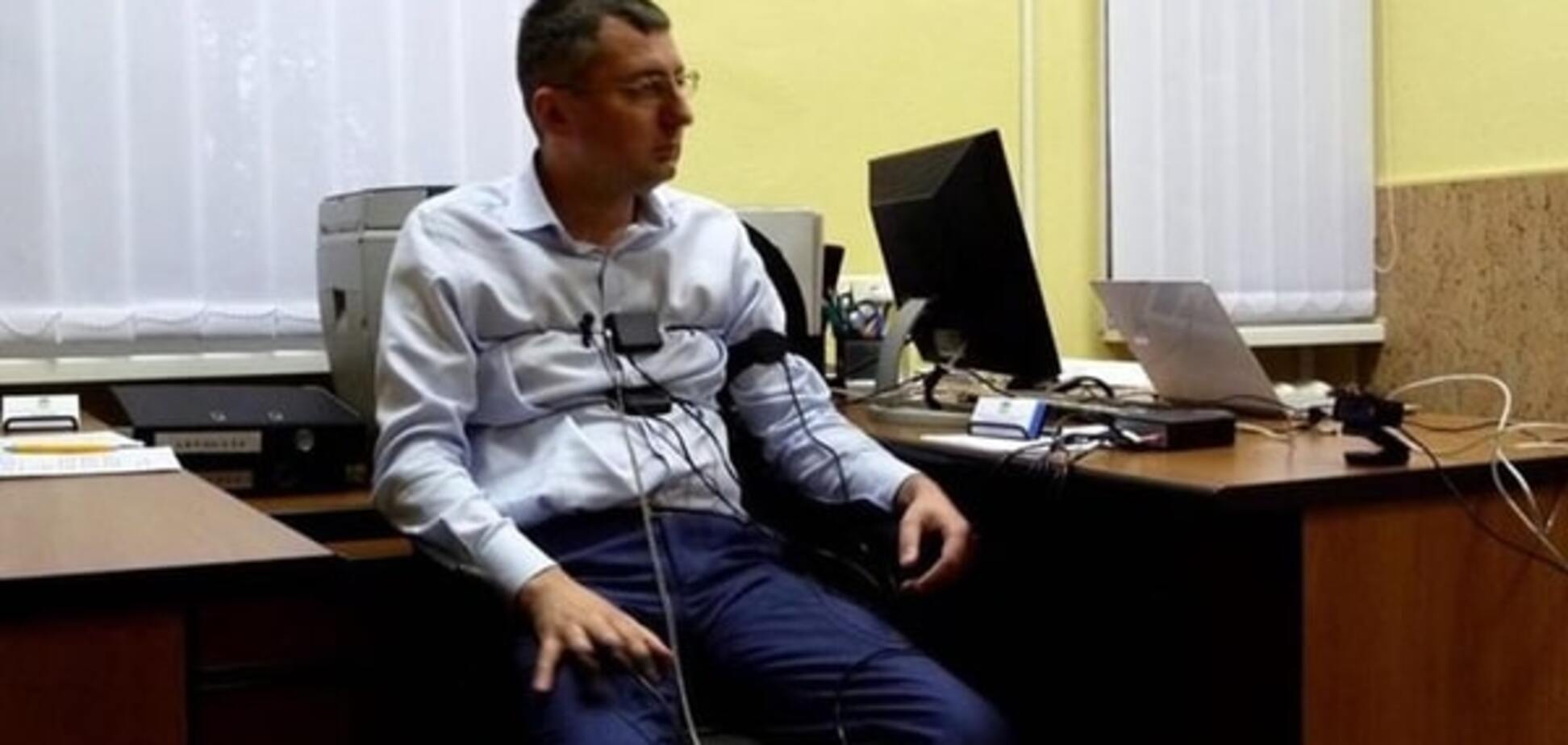 Скандально уволенный замглавы ГФС рассказал о проверке на 'детекторе лжи': опубликованы фото и видео