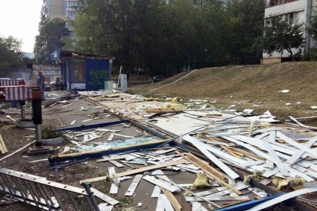 В Киеве массово сносят киоски и 'наливайки' на Святошино: фоторепортаж