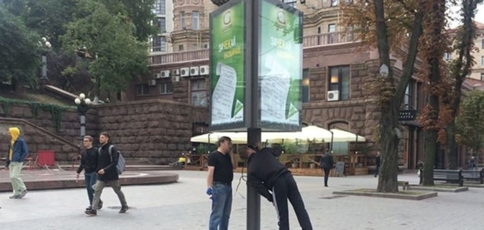 На Крещатике посреди пешеходной зоны вырос 'рекламный столб': фотофакт