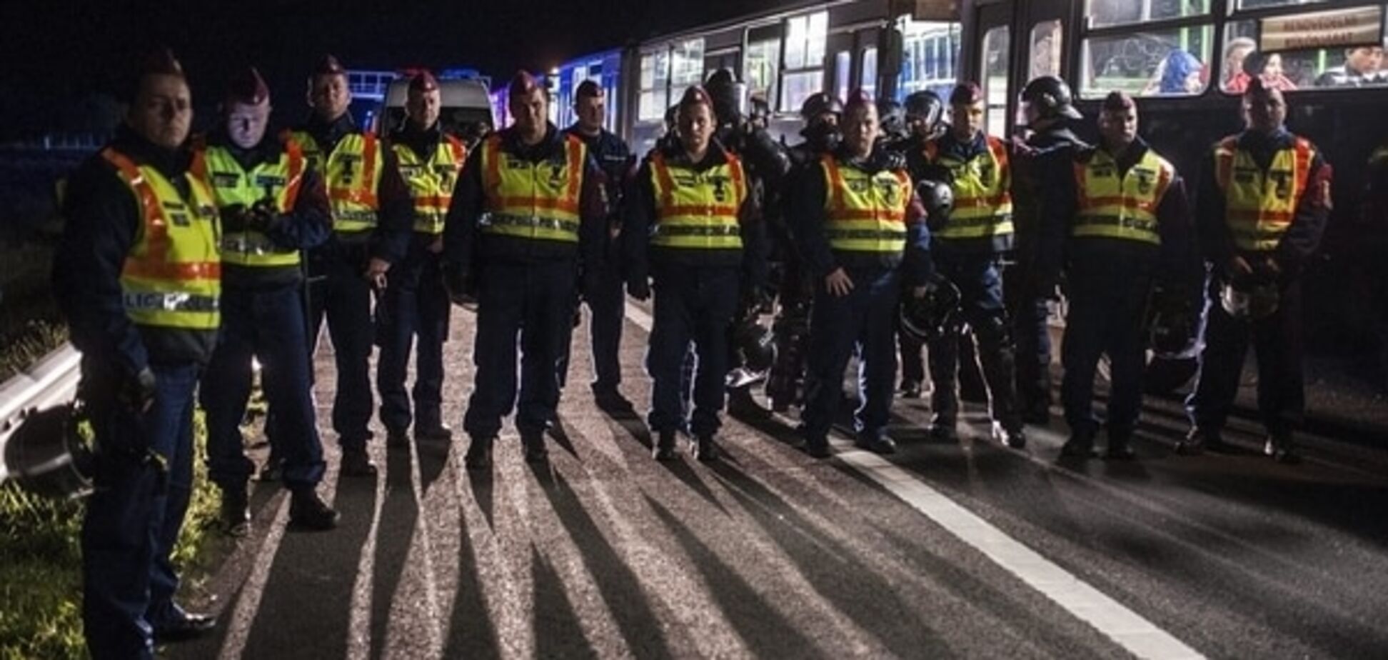 В Венгрии сотни мигрантов прорвались через полицейский кордон