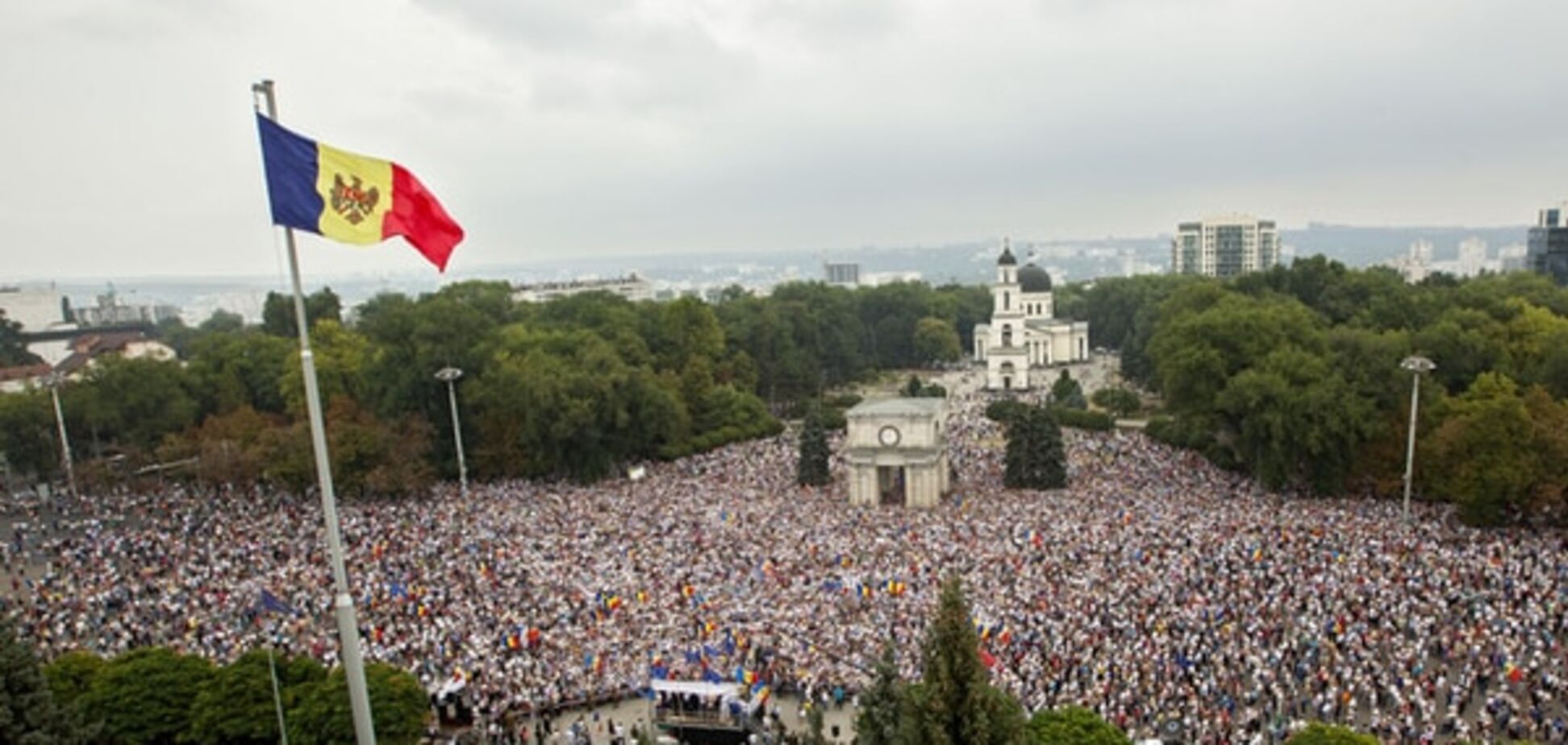 Будем стоять до последнего: 'Майдан' в Молдове разрастается. Фото протестов