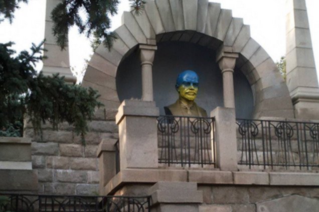 В России 'дедушка Ленин расцвел' цветами флага Украины: фотофакт