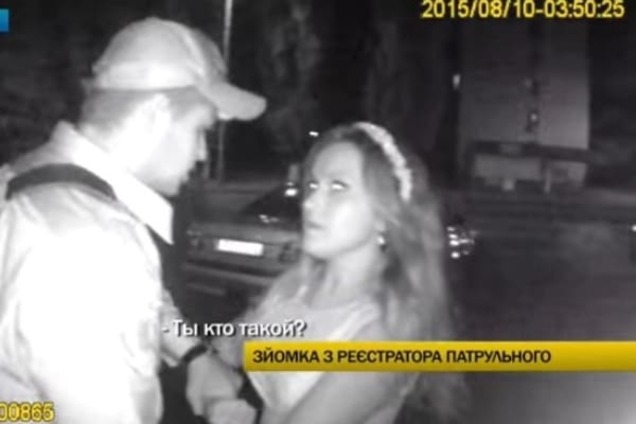 У Києві поліцейські затримали наречену на дівич-вечорі: Відеофакт