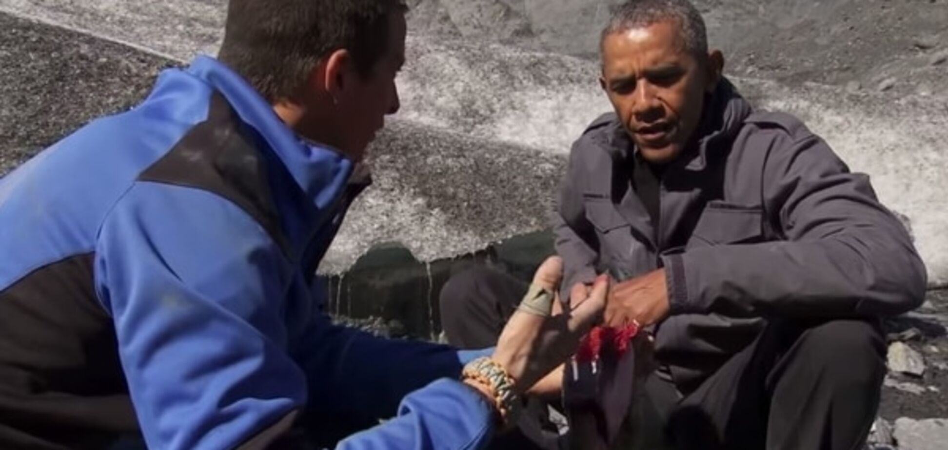 Обама в эфире доел за медведем лосося: видеофакт