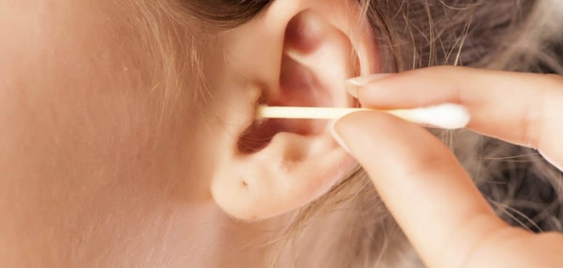 Медики рассказали, почему нельзя чистить уши ватными палочками