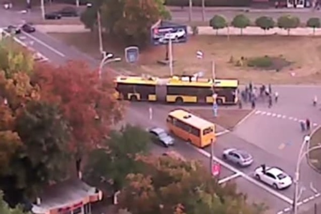 В Киеве лихач на огромной скорости влетел в троллейбус: видео аварии