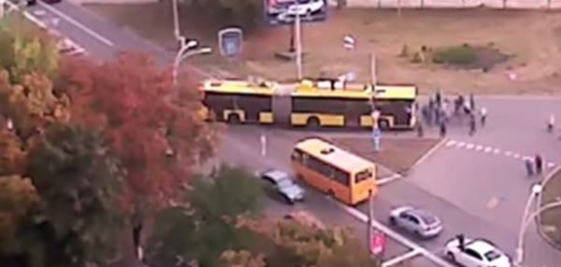 У Києві водій на величезній швидкості влетів у тролейбус: відео аварії