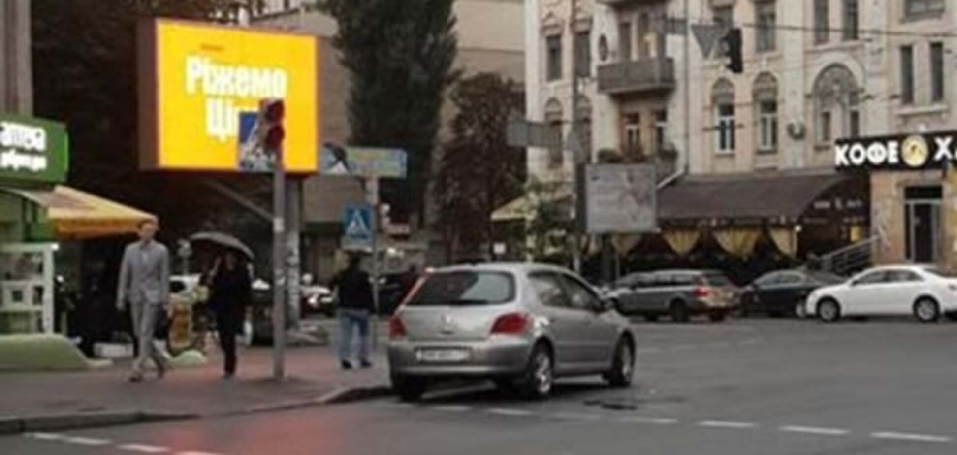 Уникальный 'герой парковки' грубо нарушил правила: фотофакт