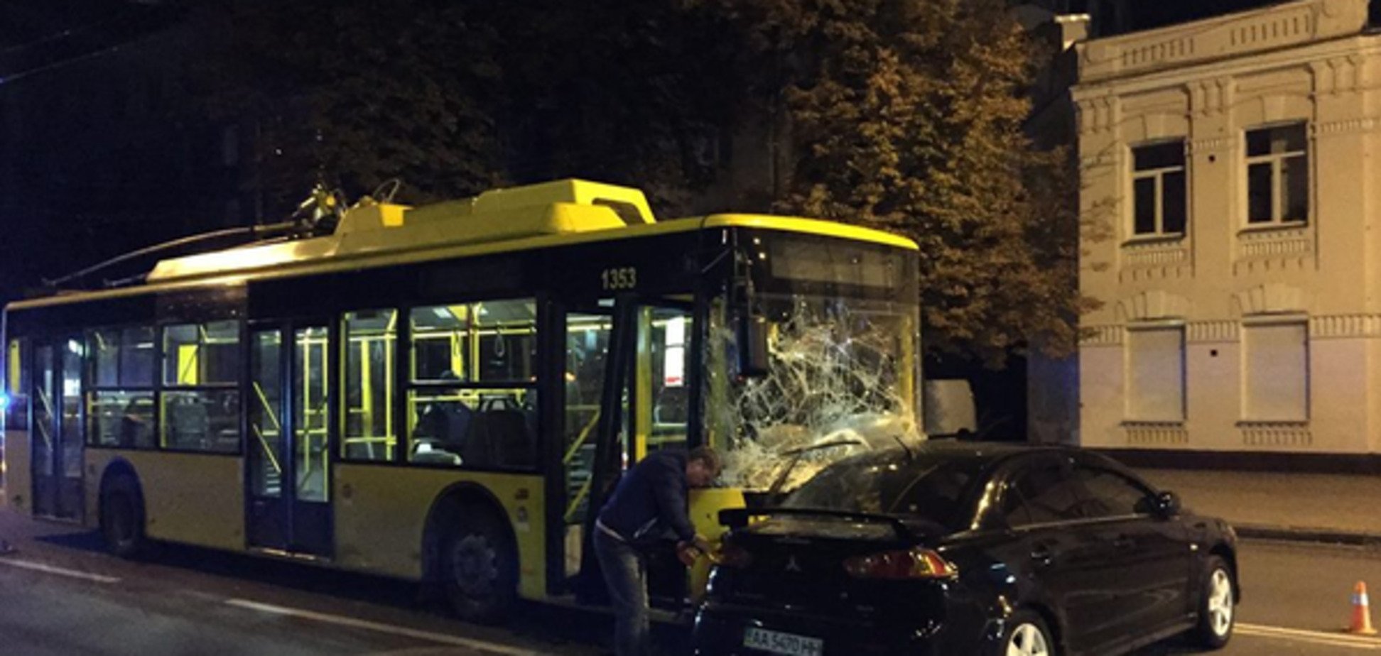У Києві тролейбус врізався в автомобіль: фотофакт