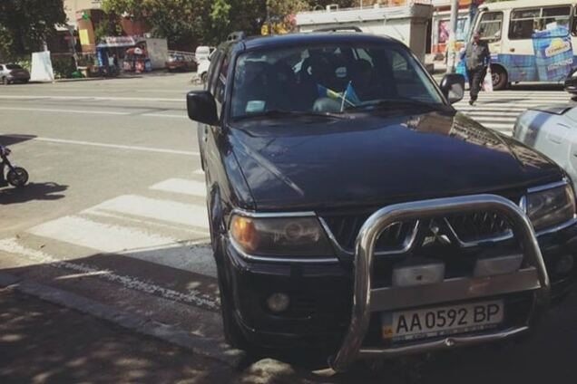 У Києві автомобілі перетворилися на пішоходів: фото порушників