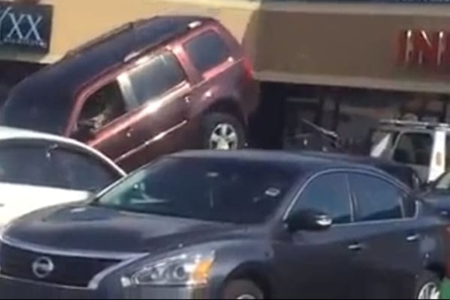 В США водитель на джипе пытался сбежать с эвакуатора: видеофакт