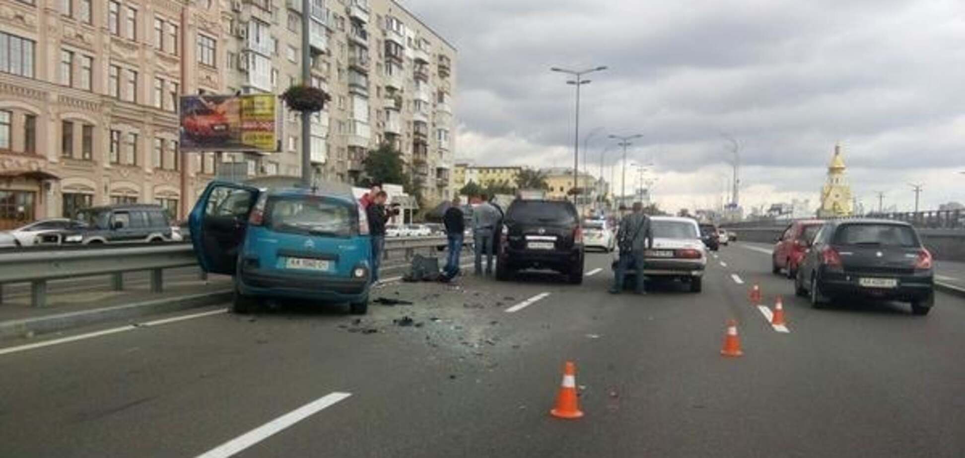 У Києві виник величезний затор через аварію на Набережному шосе