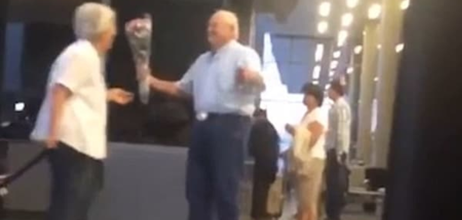 Видео с пожилым мужчиной, который трогательно встречал жену в аэропорту, 'взорвало' сеть