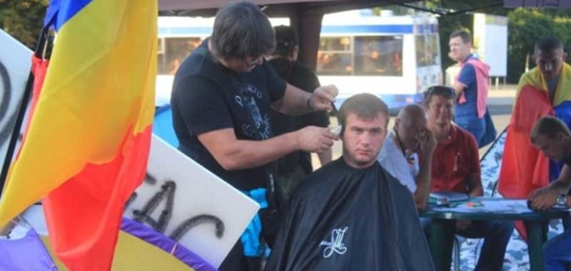 В Молдове обживают 'Майдан': появилась парикмахерская, утепляют палатки. Фоторепортаж из Кишинева