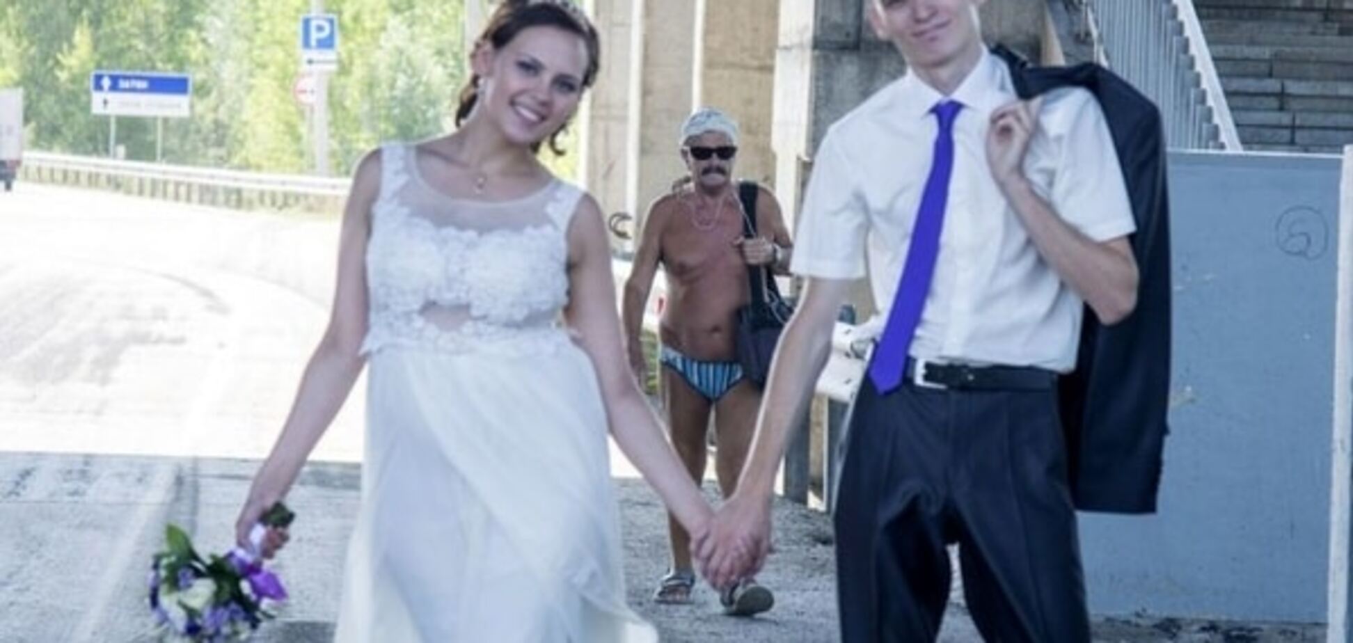 Новая порция фото беспощадных российских свадеб: торт из пельменей и неудачный поцелуй