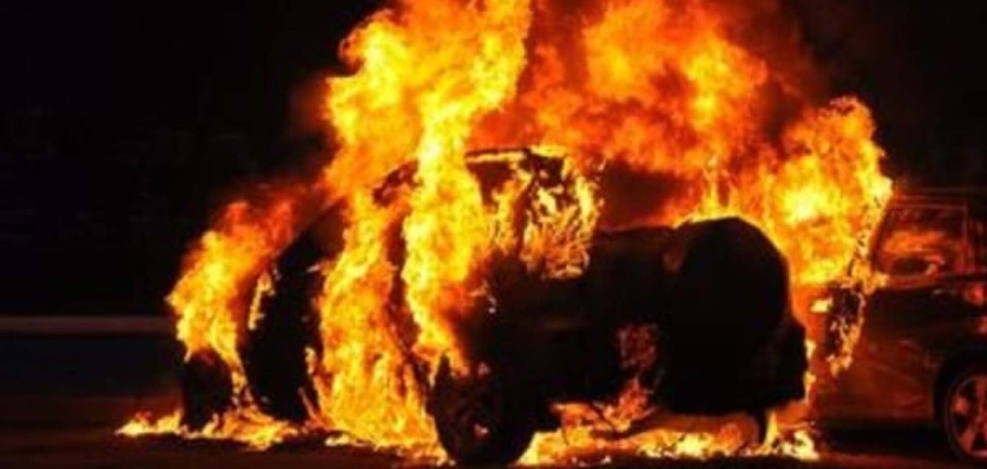 Новорічні розваги французів: за ніч спалили 800 машин