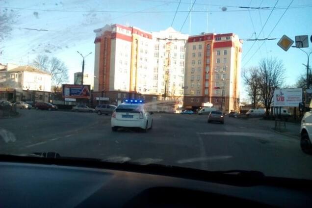В Тернополе жена полицейского ездила на шопинг на служебной машине с сиреной - соцсети