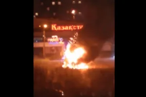 Ялинко, гори! У Казахстані дотла згорів головний новорічний символ країни: відеофакт