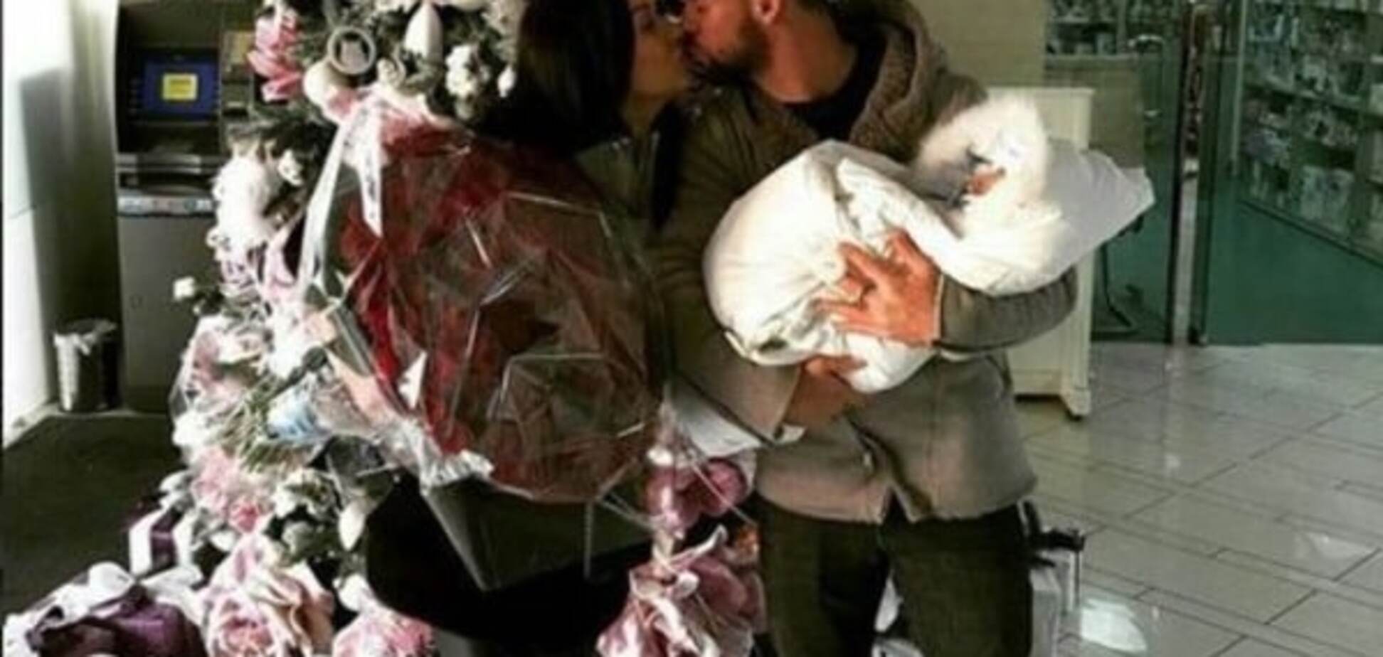 У футболиста 'Динамо' под Новый год родился первенец: фото молодой семьи