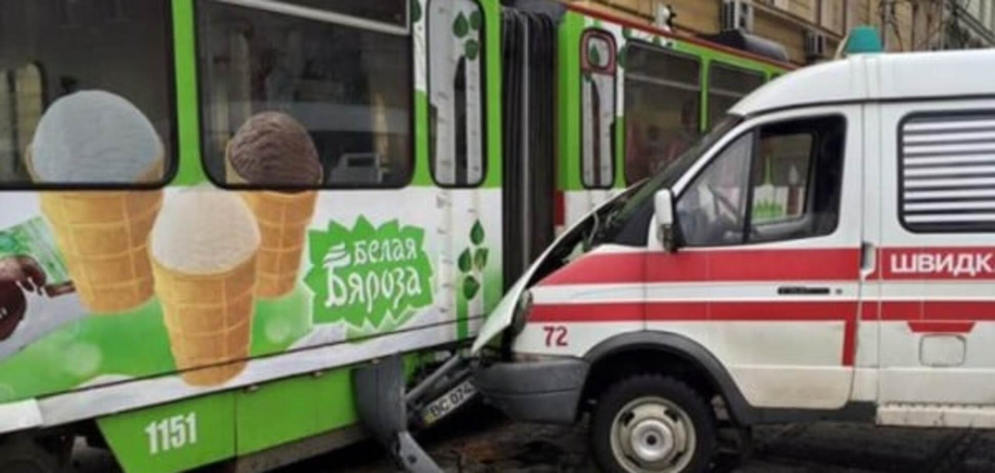 У Львові швидка протаранила трамвай: опубліковані фото