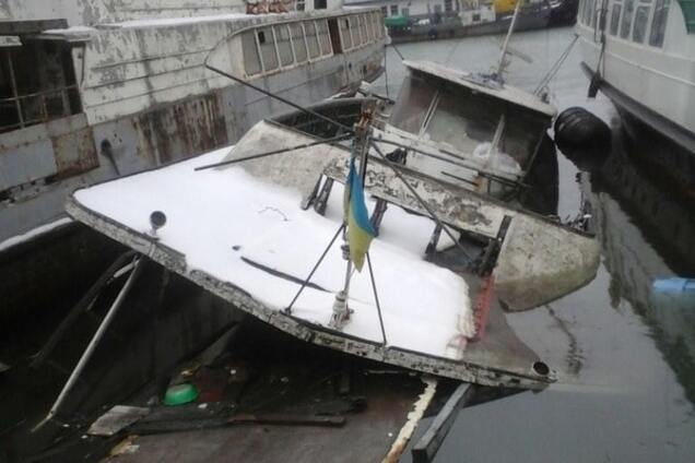 В Одессе затонул любимый катер Брежнева: фотофакт