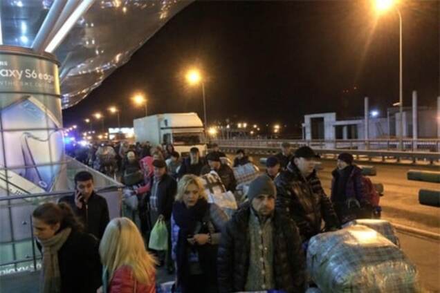 Зуб на зуб не попадає: пасажирів Борисполя 'морозять' на вулиці в очікуванні контролю. Фотофакт
