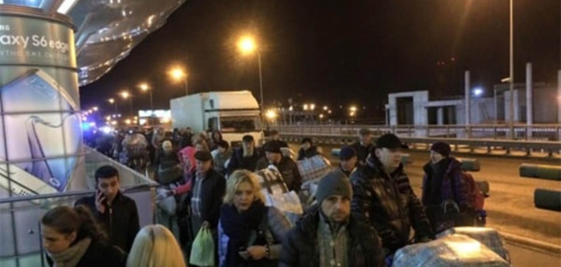 Зуб на зуб не попадает: пассажиров Борисполя 'морозят' на улице в ожидании контроля. Фотофакт