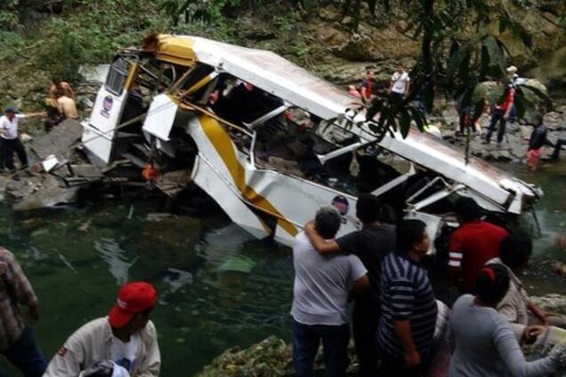 У Мексиці впав у річку автобус з футболістами: 16 загиблих