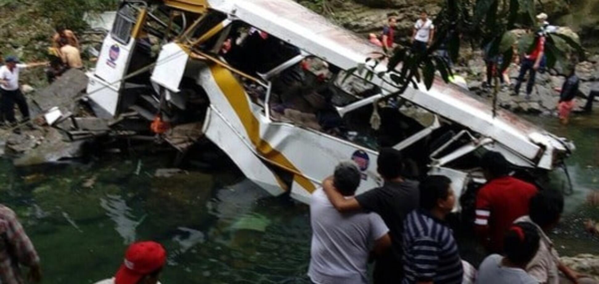 В Мексике упал в реку автобус с футболистами: 16 погибших