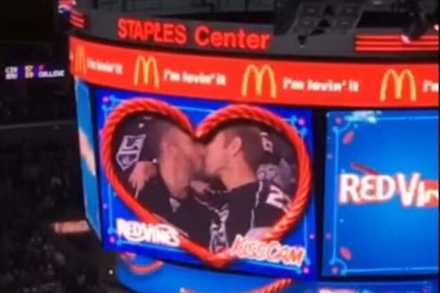 Поцелуй столетия. Пара геев переписала историю НХЛ: забавное видео