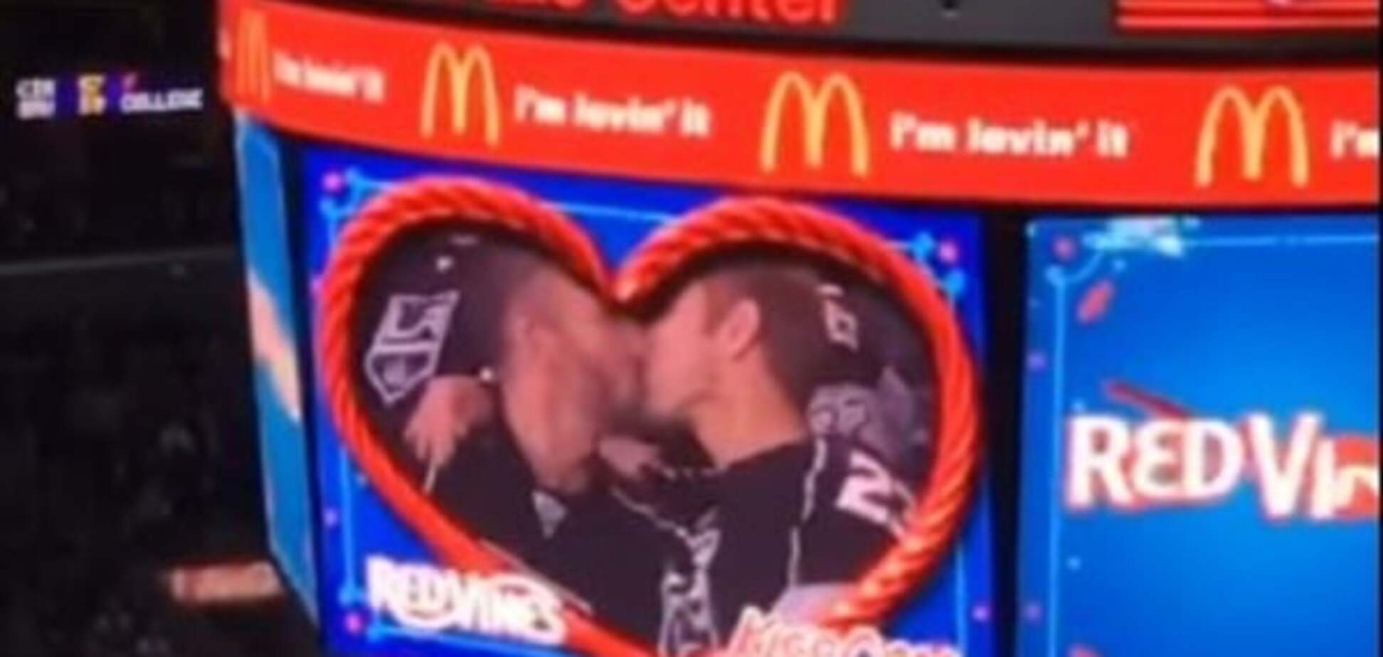 Поцелуй столетия. Пара геев переписала историю НХЛ: забавное видео