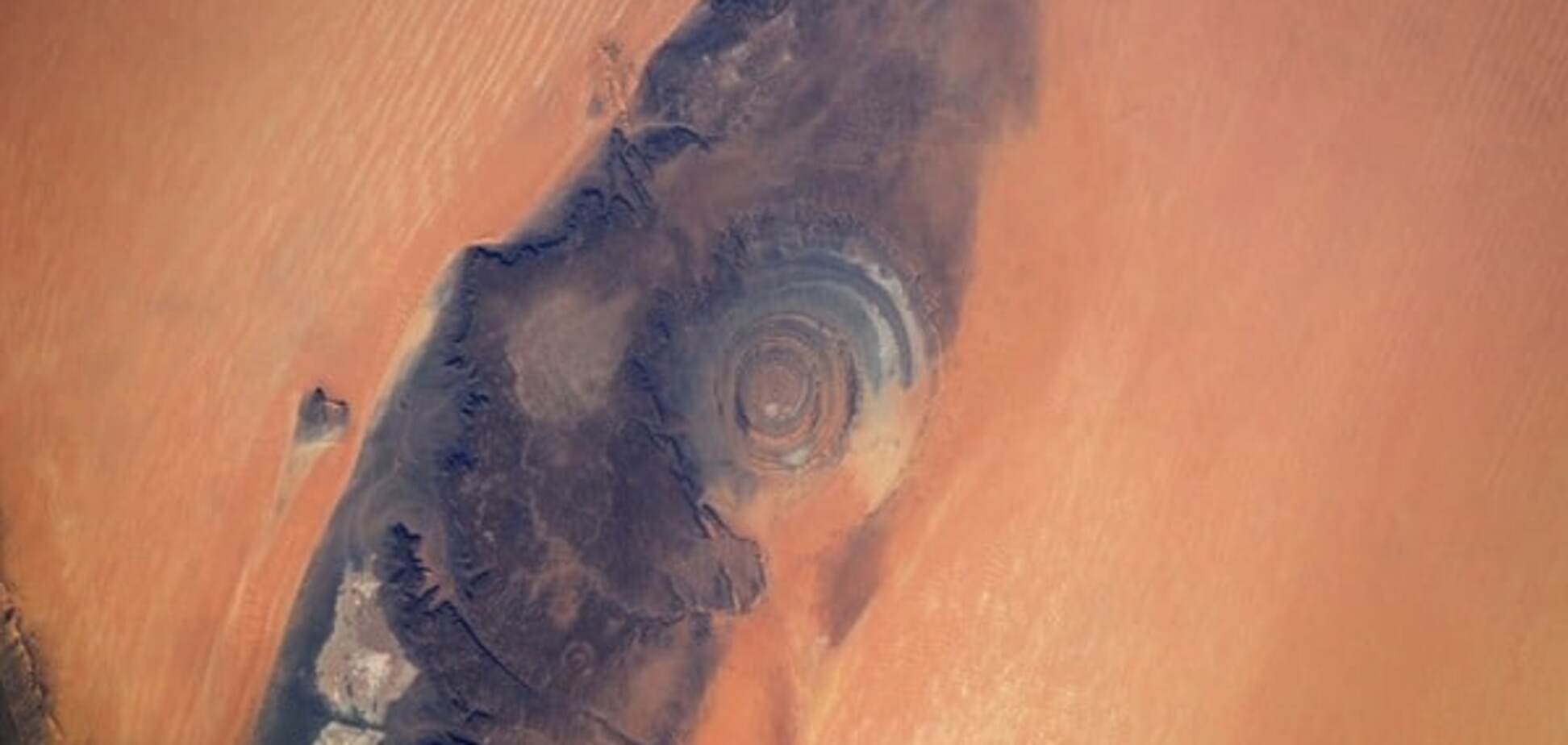 Астронавт обнаружил из космоса удивительный 'Глаз Сахары': фотофакт