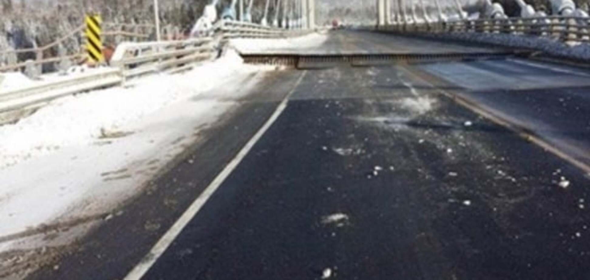 В Канаде из-за морозов 'треснул' автомобильный мост: фотофакт