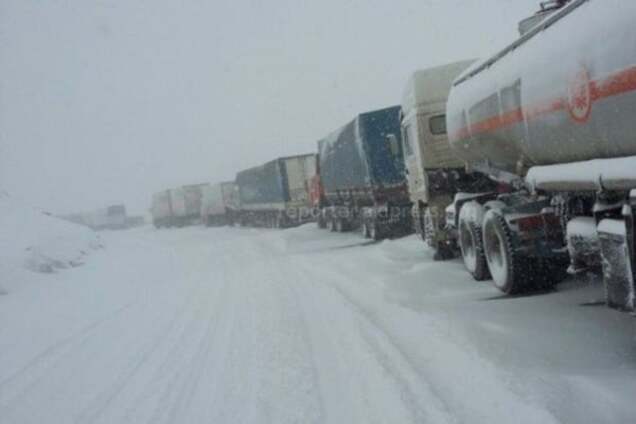 В Киеве из-за снегопада ограничили въезд грузовиков