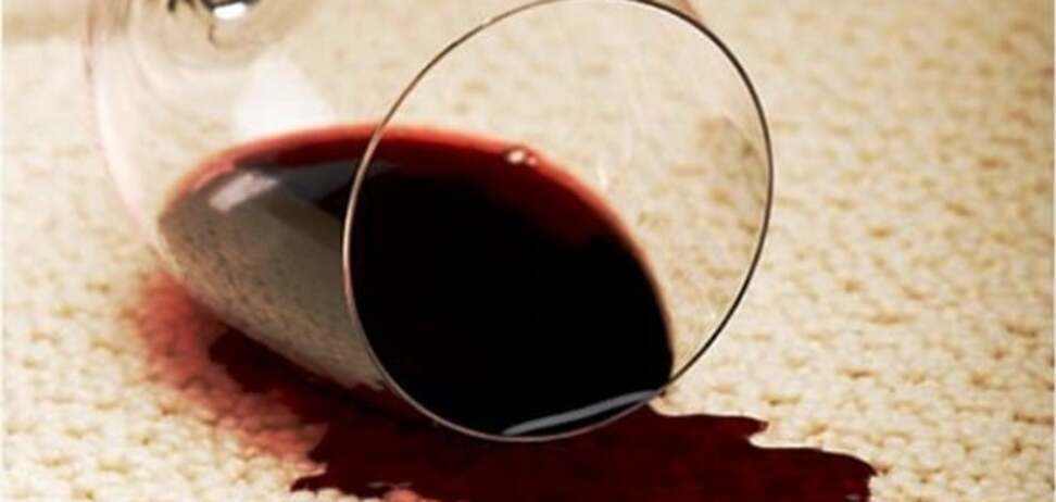 Как отстирать красное вино: проверенные методы
