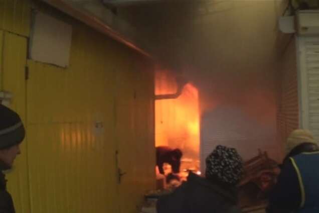 На Днепропетровщине вспыхнул страшный пожар на рынке: видео с места событий
