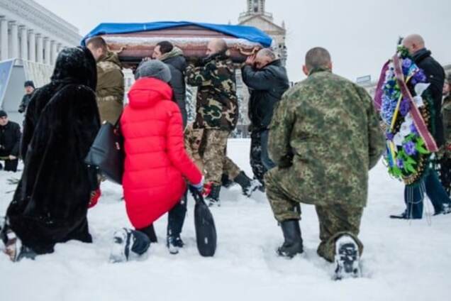 В Киеве на Майдане провели в последний путь легендарного бойца АТО