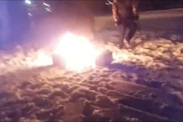 В Харькове 'народные мстители' сожгли 'точку' наркоторговцев: видеофакт