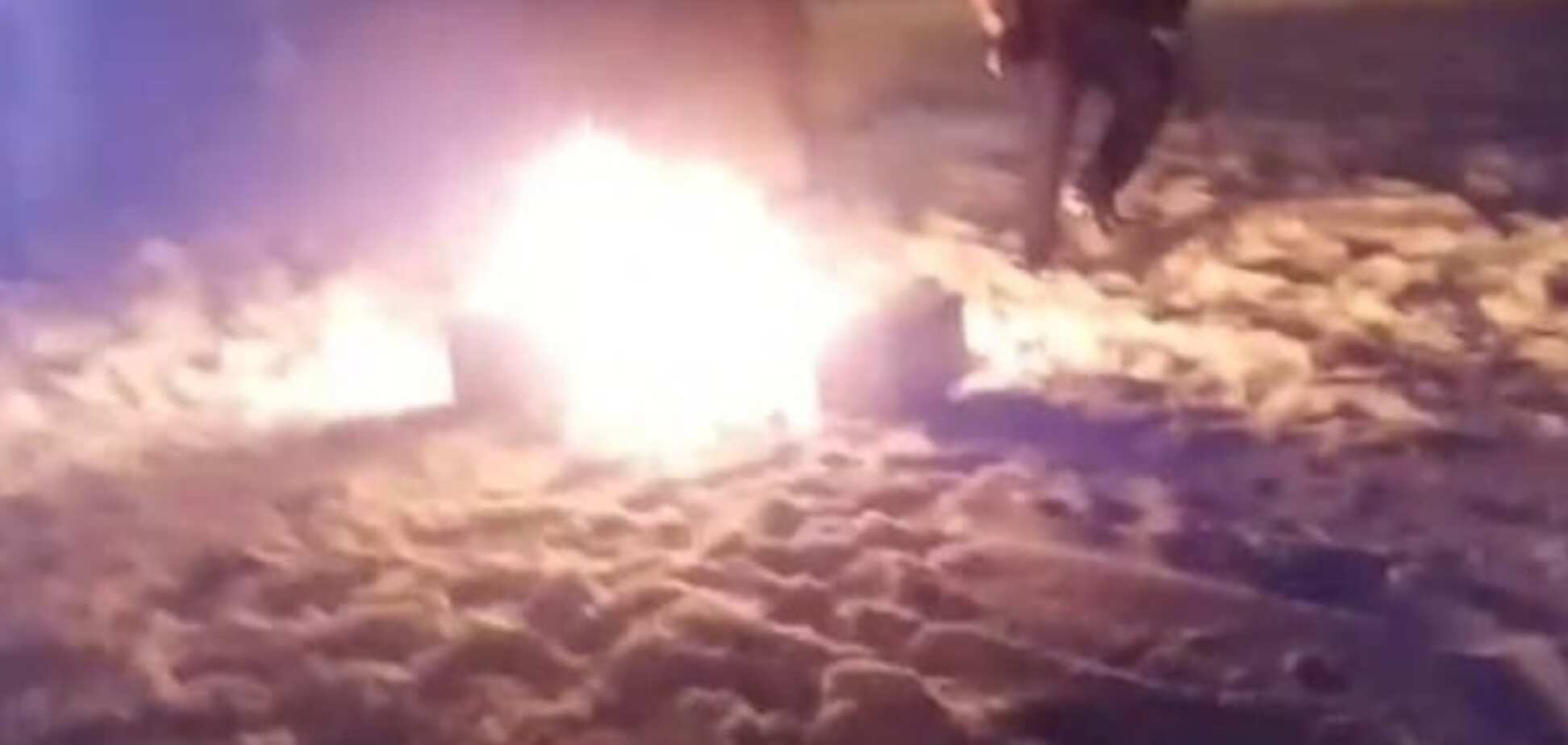 У Харкові 'народні месники' спалили 'точку' наркоторговців: відеофакт