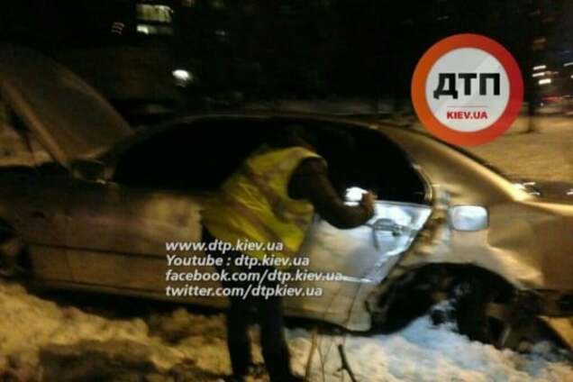 ДТП в Киеве: водитель Lexus сбил женщину и зацепил дерево