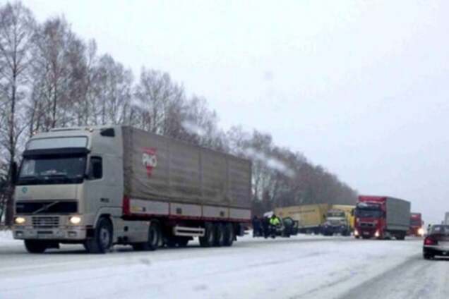 Снегопад в Киеве: грузовики опять пустили в город