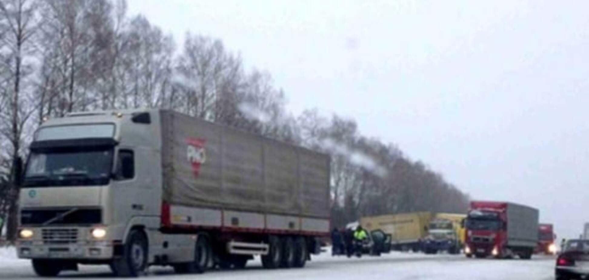 Снегопад в Киеве: грузовики опять пустили в город
