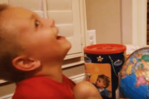 Американский малыш разразился хохотом, когда услышал про Путина: видеофакт