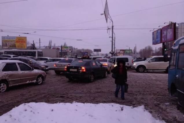 Снегопад в Киеве: на Троещине образовалась серьезная пробка