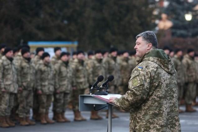 Порошенко пообещал военным несколько тысяч единиц техники