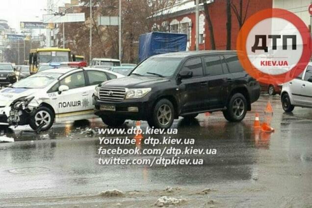 У Києві патрульне авто зіткнулося з позашляховиком Toyota
