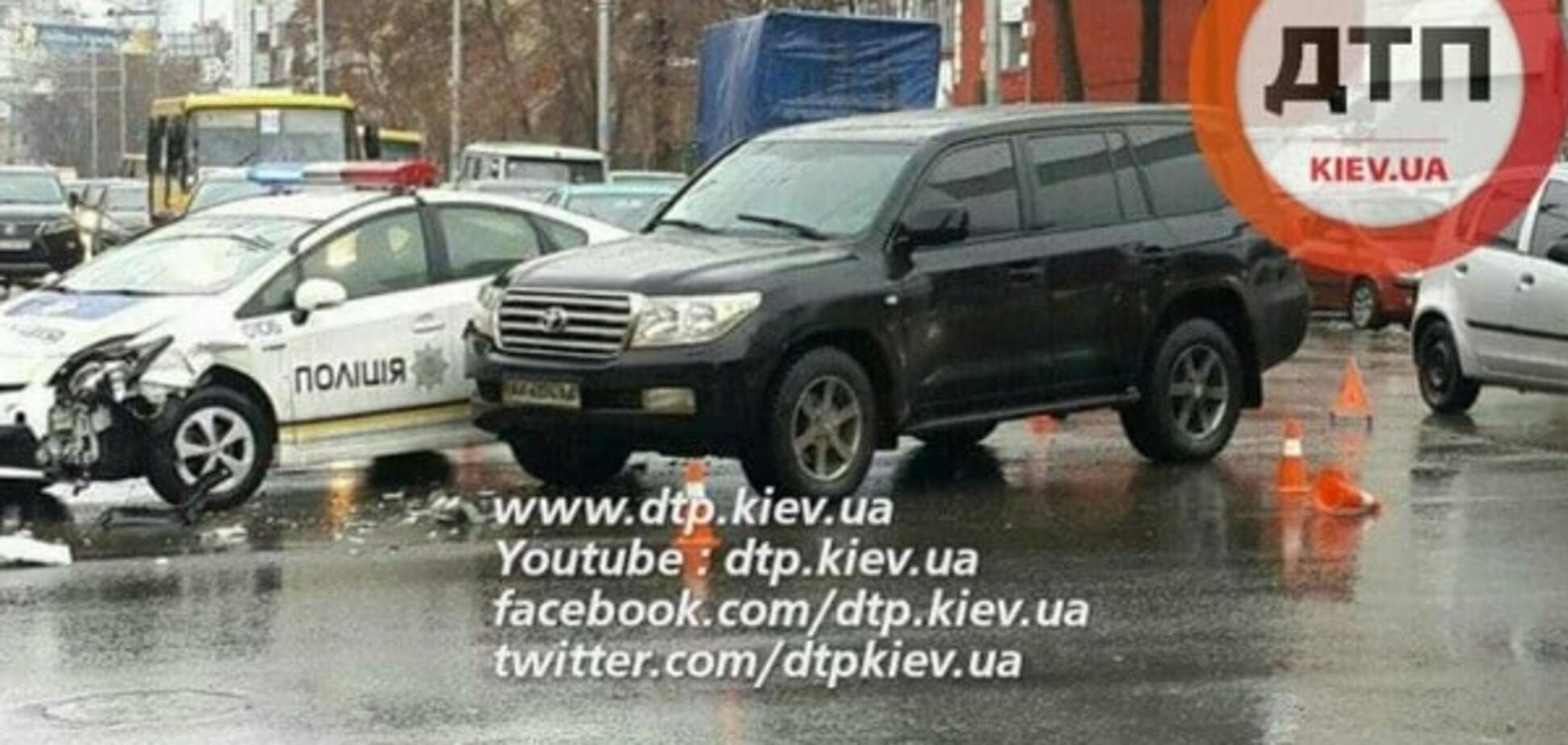 В Киеве патрульное авто столкнулось с внедорожником Toyota