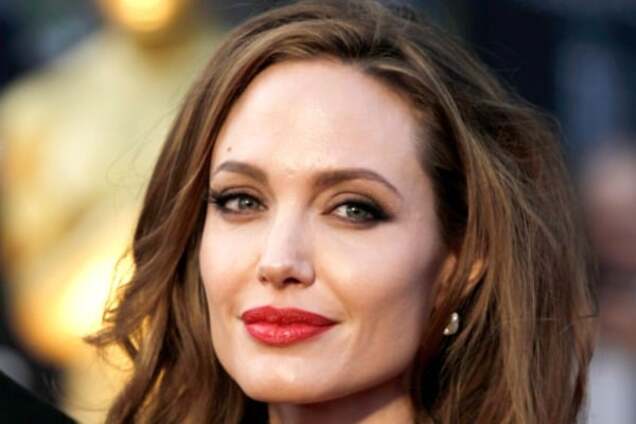 Пополнение в семье: Джоли втайне от мужа усыновила 7-го ребенка