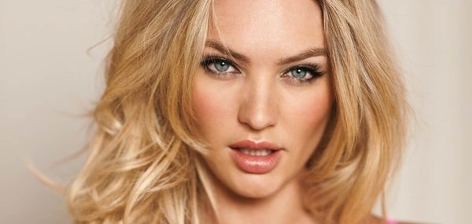 Супермодель полностью обнажилась для яркой фотосессии на пляже